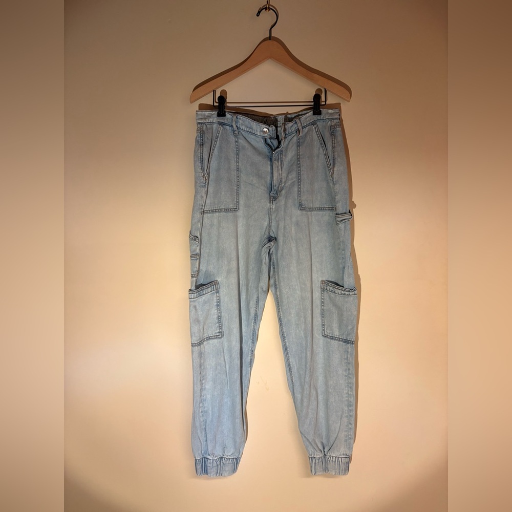 American Eagle Outfitters Light Wash Cropped Jeans